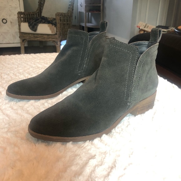 Gray sueded leather DOLCE VITA. Like new condition. Only worn a couple of times. - Picture 4 of 7